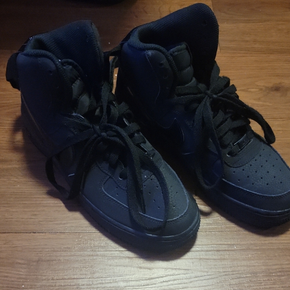 Nike Kids Black High-Top Sneakers with Cushioned Collar Size 7y